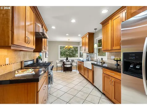 7021 SW 2nd Avenue Portland OR 97219