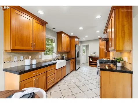 7021 SW 2nd Avenue Portland OR 97219