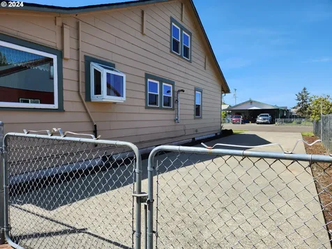 912 Fir Avenue Reedsport OR 97467
