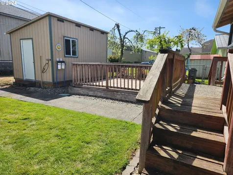 912 Fir Avenue Reedsport OR 97467