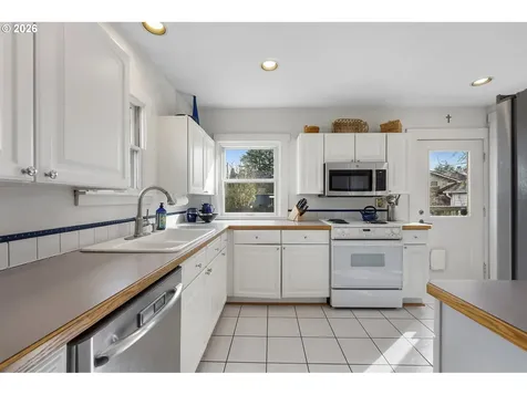 2106 SE Knapp Street Portland OR 97202