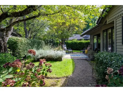 944 Shaughnessy Lane Eugene OR 97401