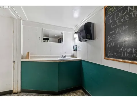 2043/2037 Sherman Avenue North Bend OR 97459