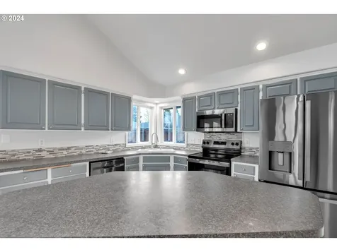 1463 SE 11th Loop Canby OR 97013