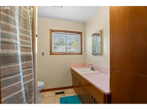 8633 NE Milton Street Portland OR 97220