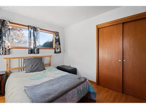 8633 NE Milton Street Portland OR 97220