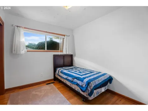 8633 NE Milton Street Portland OR 97220