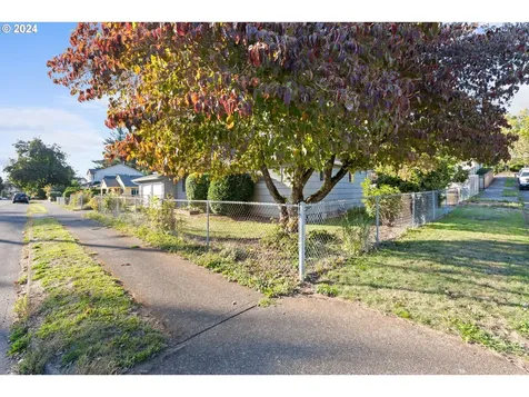 8633 NE Milton Street Portland OR 97220