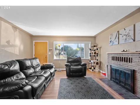 8633 NE Milton Street Portland OR 97220