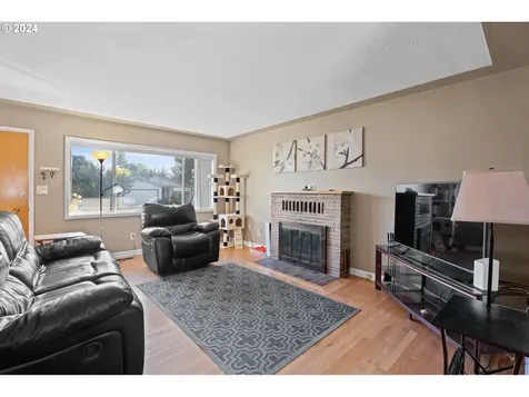 8633 NE Milton Street Portland OR 97220