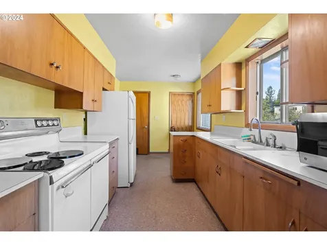 8633 NE Milton Street Portland OR 97220