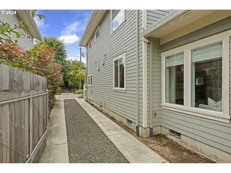 717 Ne Morgan Street Portland OR 97211