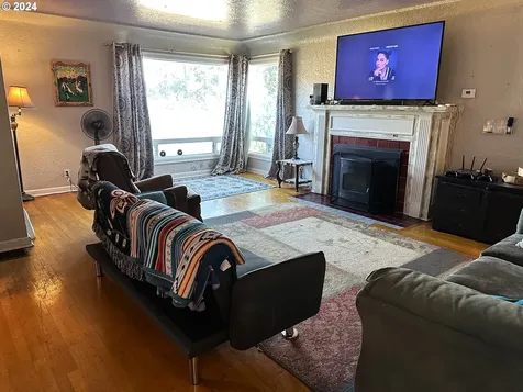 359 Sw Oak Street Willamina OR 97396