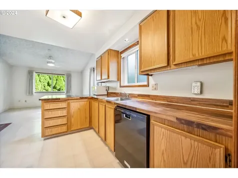 6618 Ne Pacific Street Portland OR 97213