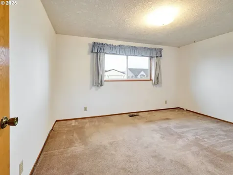 2110 Camellia Way Woodburn OR 97071