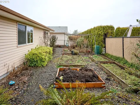2110 Camellia Way Woodburn OR 97071