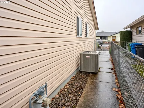 2110 Camellia Way Woodburn OR 97071