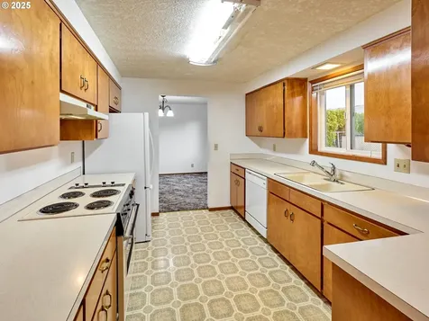 2110 Camellia Way Woodburn OR 97071