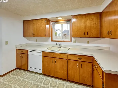 2110 Camellia Way Woodburn OR 97071
