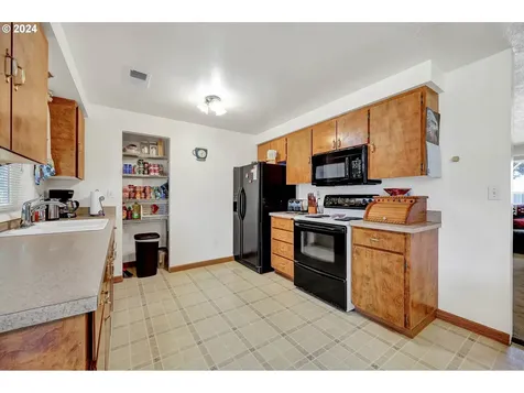 565 Evelyn Avenue Creswell OR 97426