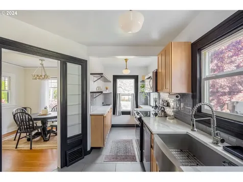3338 NE Schuyler Street Portland OR 97212
