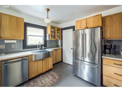 3338 NE Schuyler Street Portland OR 97212