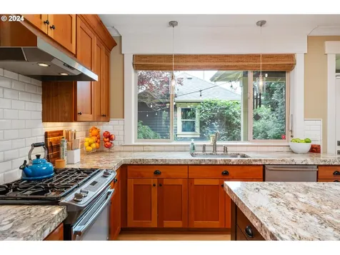 5715 N Bowdoin Street Portland OR 97203