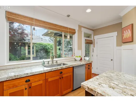 5715 N Bowdoin Street Portland OR 97203