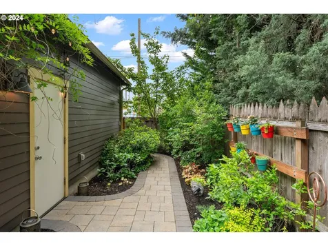 5715 N Bowdoin Street Portland OR 97203