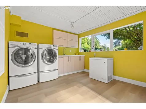1812 Se Mountain View Drive Portland OR 97215