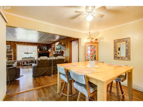475 N Main Street Canyonville OR 97417