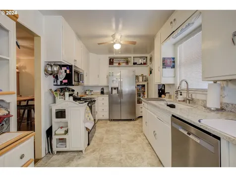 475 N Main Street Canyonville OR 97417