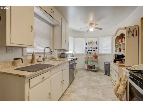 475 N Main Street Canyonville OR 97417
