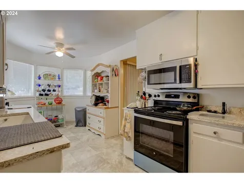 475 N Main Street Canyonville OR 97417