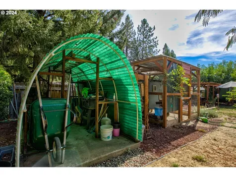 475 N Main Street Canyonville OR 97417