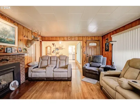 475 N Main Street Canyonville OR 97417