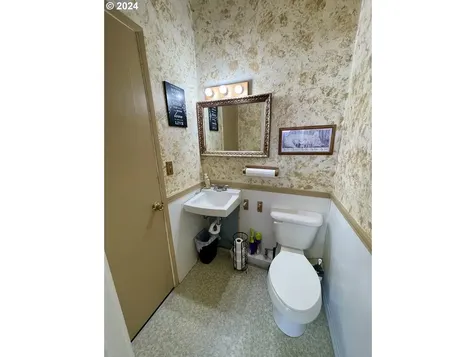 116 W Central Avenue Sutherlin OR 97479