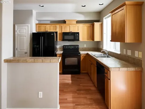 1232 Se Roundelay Street Hillsboro OR 97123