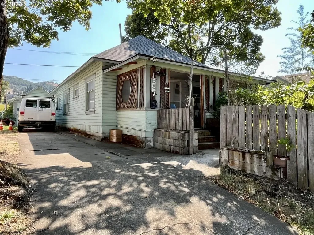 1557 SE Pine Street Roseburg OR 97470