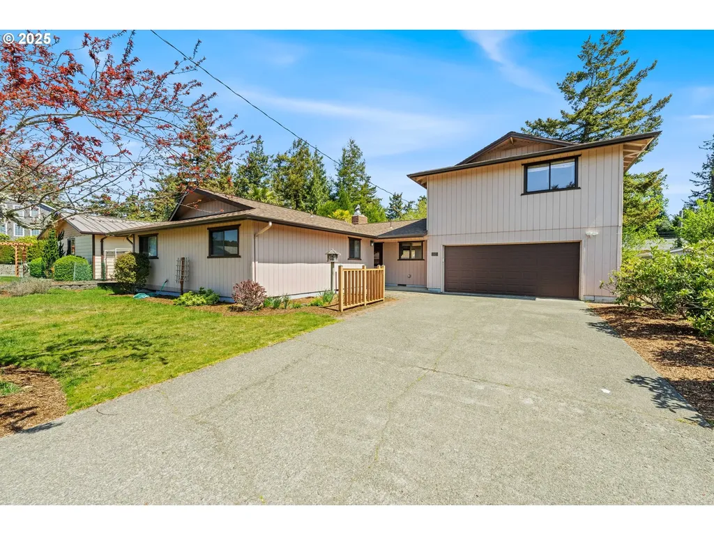 2527 Pine Street North Bend OR 97459