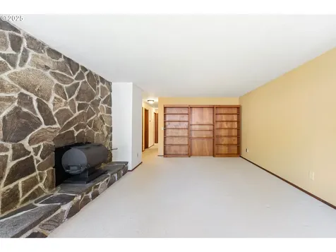 2527 Pine Street North Bend OR 97459