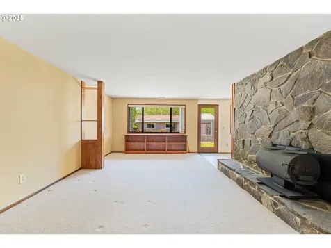 2527 Pine Street North Bend OR 97459