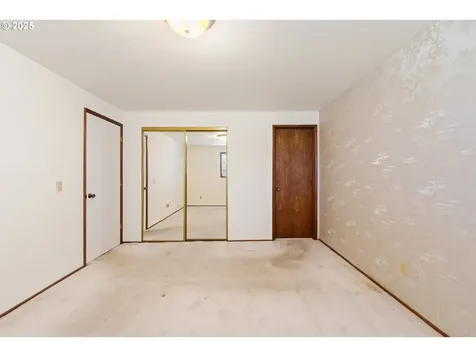 2527 Pine Street North Bend OR 97459