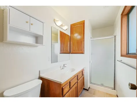2527 Pine Street North Bend OR 97459