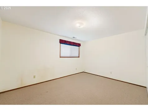 2527 Pine Street North Bend OR 97459