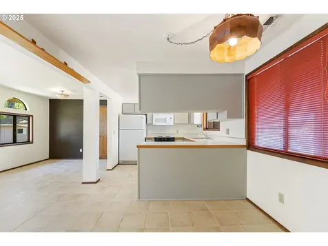 2527 Pine Street North Bend OR 97459