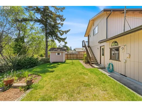 2527 Pine Street North Bend OR 97459