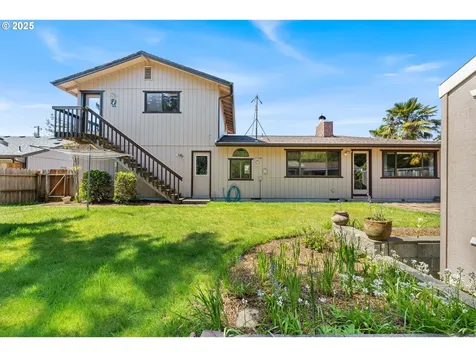 2527 Pine Street North Bend OR 97459