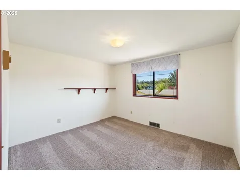 2527 Pine Street North Bend OR 97459