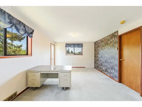2527 Pine Street North Bend OR 97459